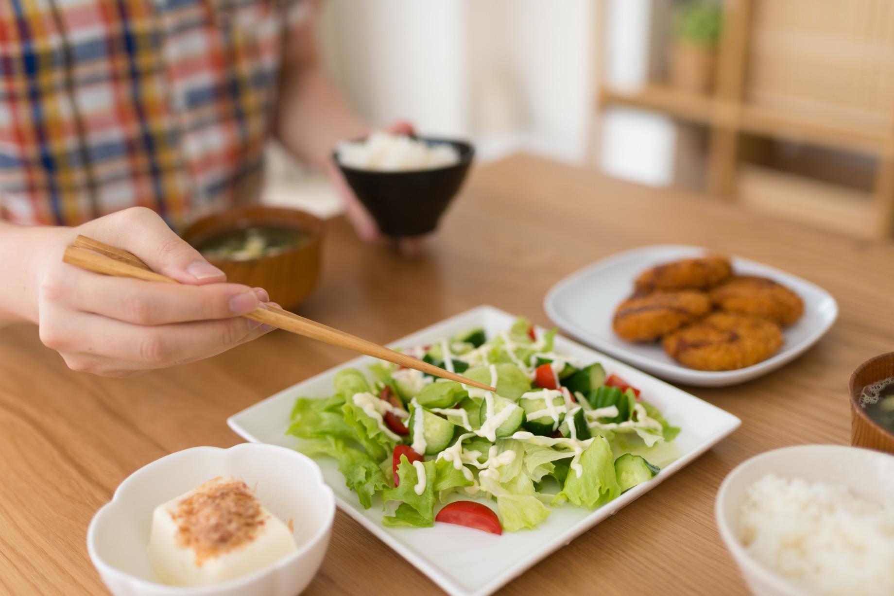 肩 の 石灰 化 に なり やすい 食べ物